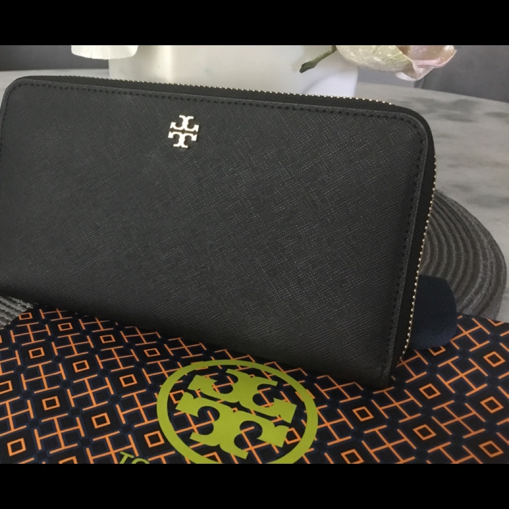 TORY Burch black wallet 71/2x41/5